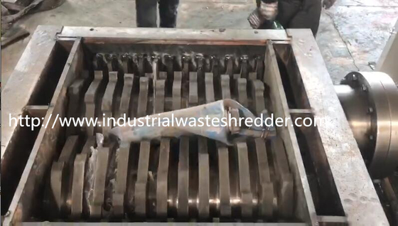 Harga yang bagus Mesin Shredder Drum Kimia Kontrol PLC Dengan Sistem Pemotong Pisau Rotor yang Kasar on line