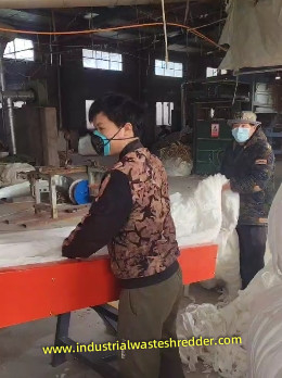 Limbah Industri Non-Woven Shredder Kain 18.5KW 700-900kg/h 4 2 Bilah Untuk Memotong Bahan Lembut
