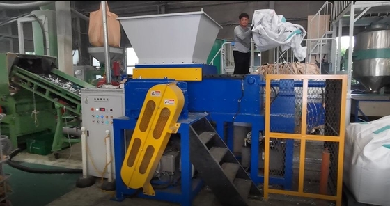 Harga yang bagus 37KW Motor Jumbo Bags Shredder Poros Tunggal Dengan Hopper Pengumpanan Bergerak on line